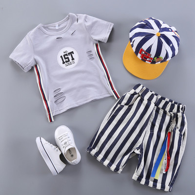 Set modern pentru copii - Tricou cu motive rupte si pantaloni cu dungi