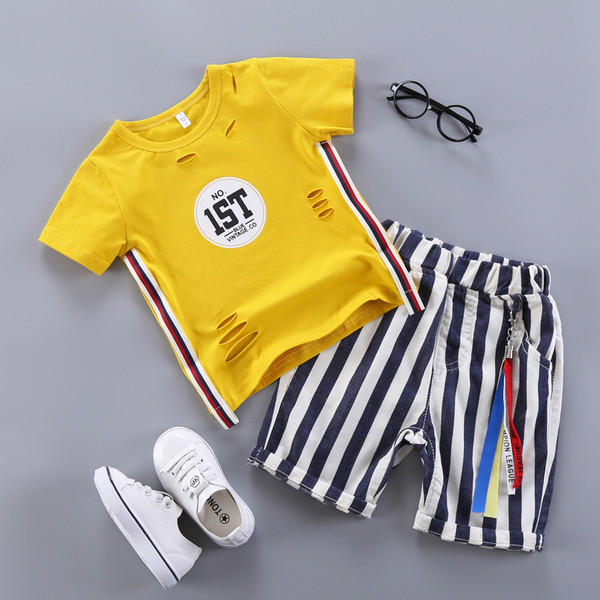 Set modern pentru copii - Tricou cu motive rupte si pantaloni cu dungi
