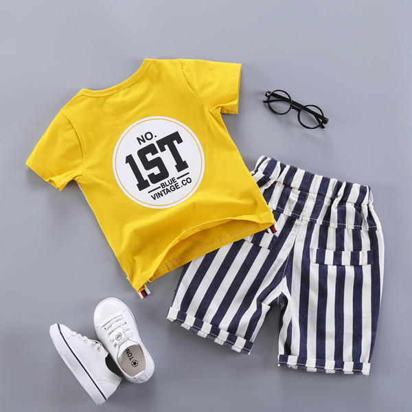 Set modern pentru copii - Tricou cu motive rupte si pantaloni cu dungi