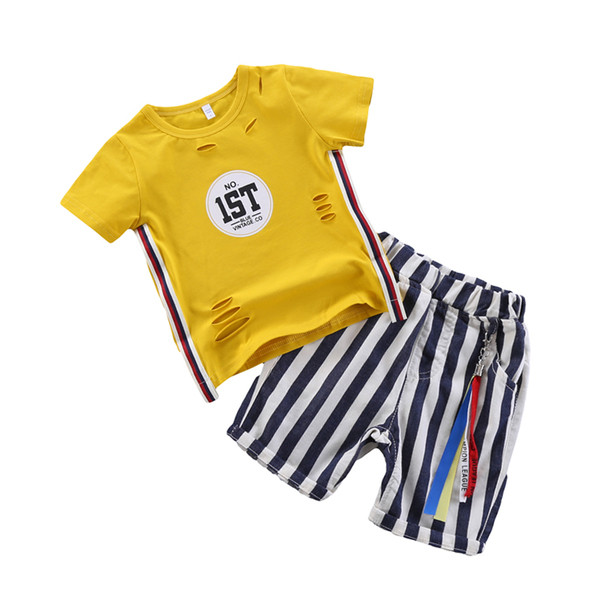 Set modern pentru copii - Tricou cu motive rupte si pantaloni cu dungi