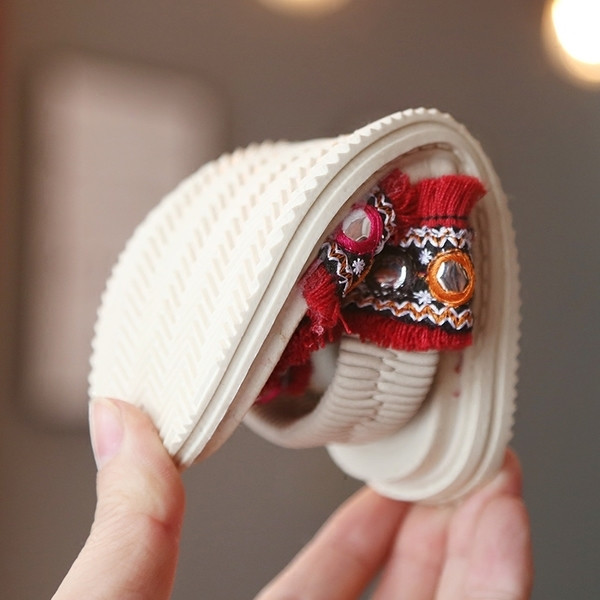 Sandale dragute copii pentru fete cu motive etnice in negru, rosu si alb