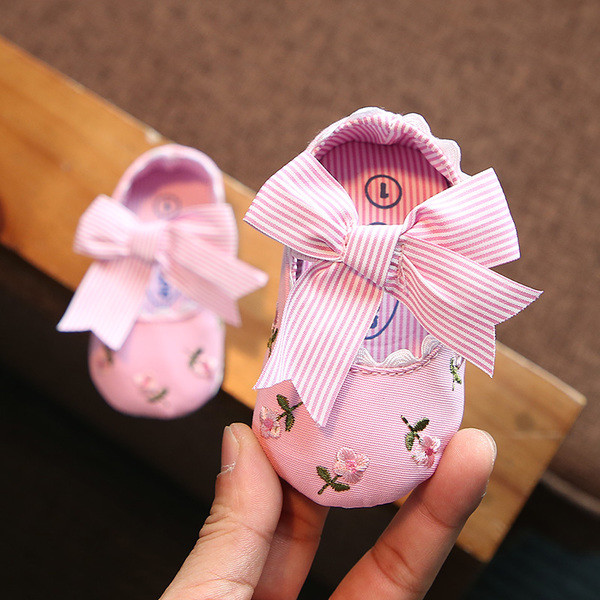 Бебешки обувки с флорални елементи и панделка