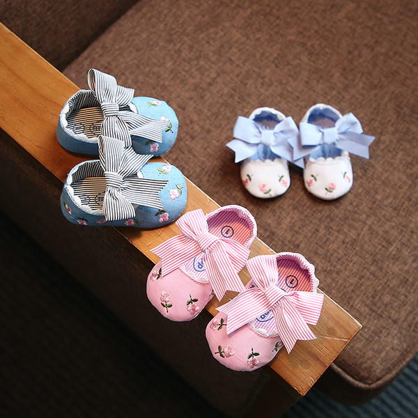 Бебешки обувки с флорални елементи и панделка