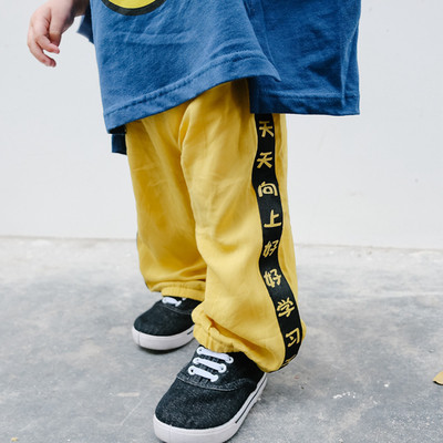 Pantaloni la moda pentru copii pentru baieti in mai multe modele