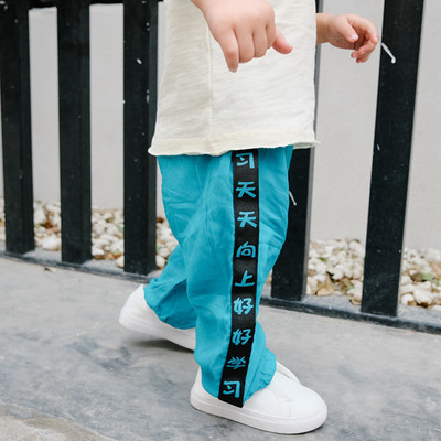 Pantaloni la moda pentru copii pentru baieti in mai multe modele