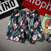 Pantaloni scurți pentru bărbați cu decor floral potriviti pentru plajă