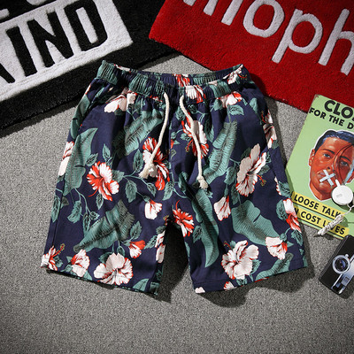 Pantaloni scurți pentru bărbați cu decor floral potriviti pentru plajă