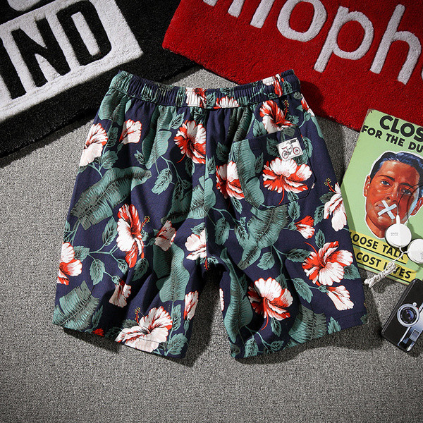 Pantaloni scurți pentru bărbați cu decor floral potriviti pentru plajă