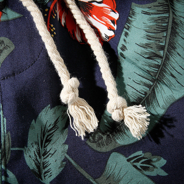 Pantaloni scurți pentru bărbați cu decor floral potriviti pentru plajă