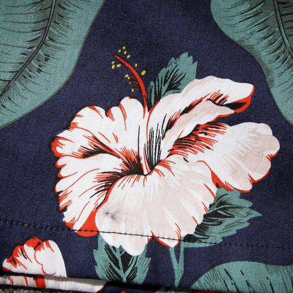 Pantaloni scurți pentru bărbați cu decor floral potriviti pentru plajă