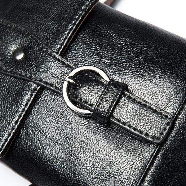 Μικρή ορθογώνιαανδρική δερμάτινη τσάντα σε μαύρο χρώμα