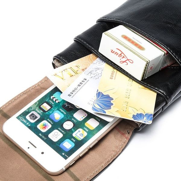 Μικρή ορθογώνιαανδρική δερμάτινη τσάντα σε μαύρο χρώμα