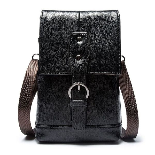 Μικρή ορθογώνιαανδρική δερμάτινη τσάντα σε μαύρο χρώμα