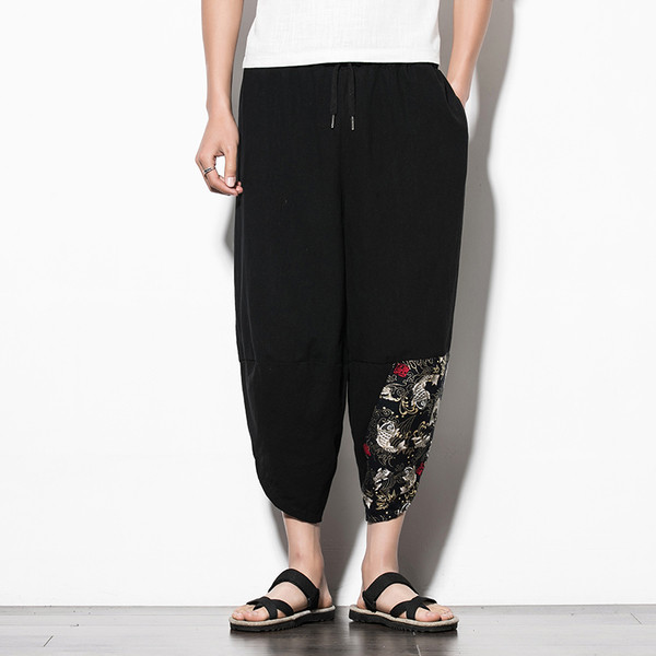 Pantaloni scurti controversați pentru bărbați cu buzunare