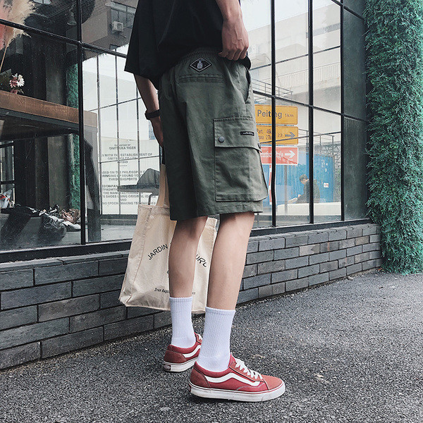 Pantaloni scurți pentru bărbați cu buzunare laterale