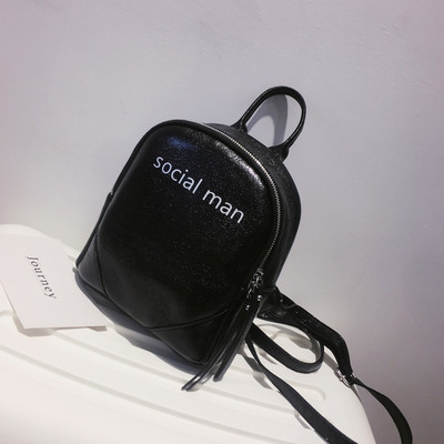 Un rucsac mic de damă strălucitor cu o inscripție în mai multe culori