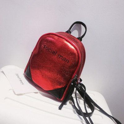 Un rucsac mic de damă strălucitor cu o inscripție în mai multe culori