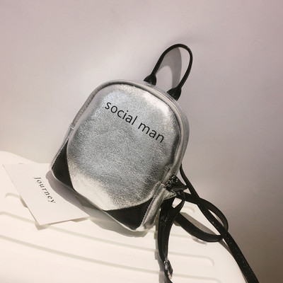 Un rucsac mic de damă strălucitor cu o inscripție în mai multe culori