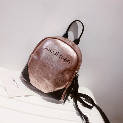 Un rucsac mic de damă strălucitor cu o inscripție în mai multe culori