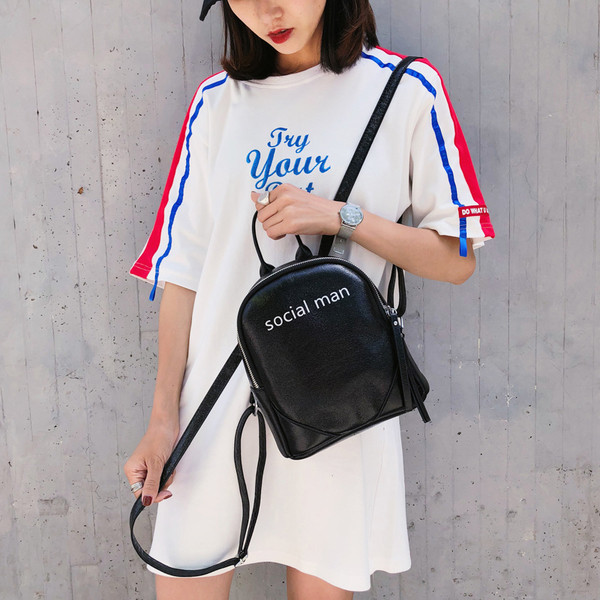 Un rucsac mic de damă strălucitor cu o inscripție în mai multe culori