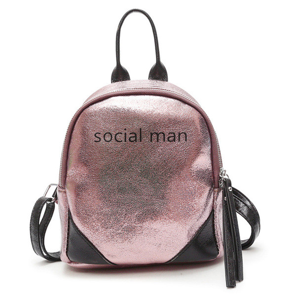 Un rucsac mic de damă strălucitor cu o inscripție în mai multe culori