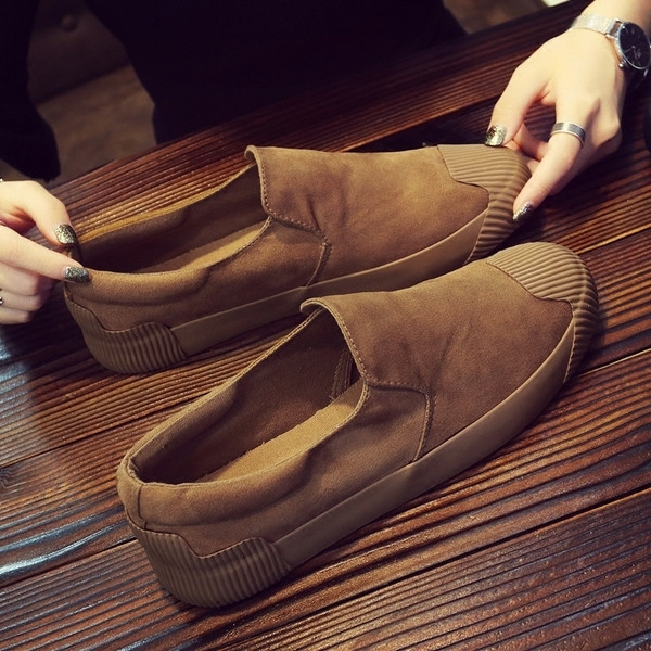 Mocasini de piele intoarsa pentru barbati in negru, rosu si maro