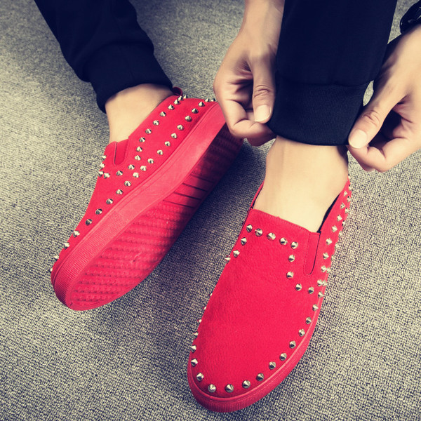 Ανδρικά μοκασίνια σε μαύρο και κόκκινο χρώμα με τρουκς