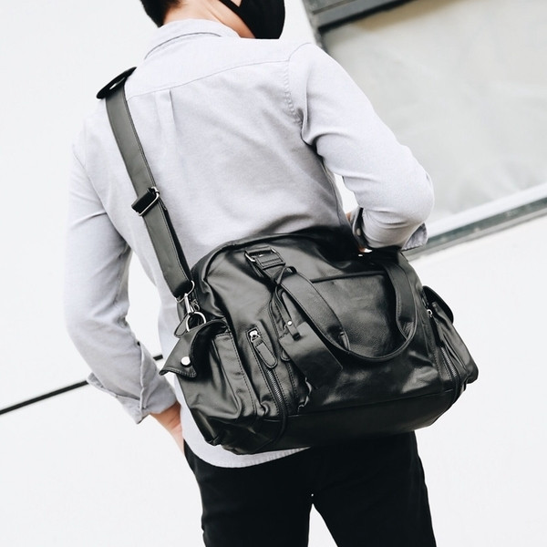 Δερμάτινη  ανδρική τσάντα  σε μαύρο χρώμα