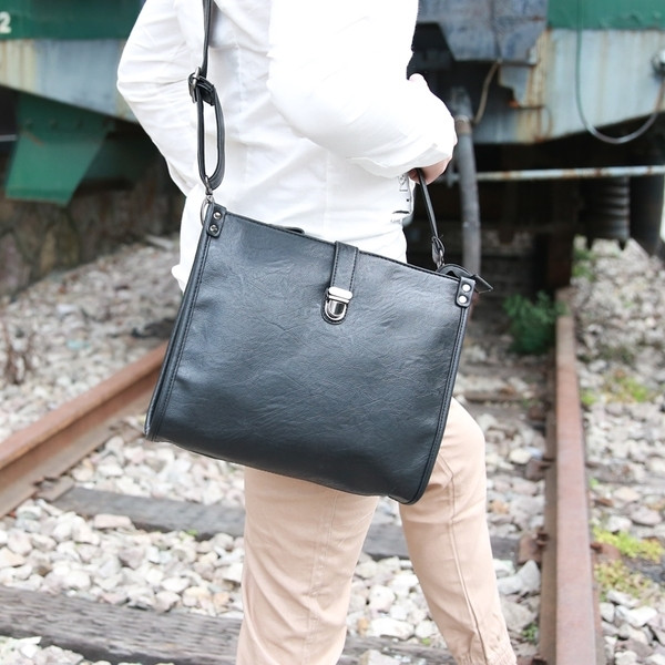 Geanta de umar neagra pentru barbati potrivita pentru fiecare zi