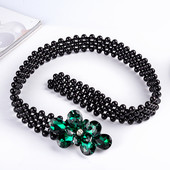 Cureaua elegantă pentru femei este din pietre decorative