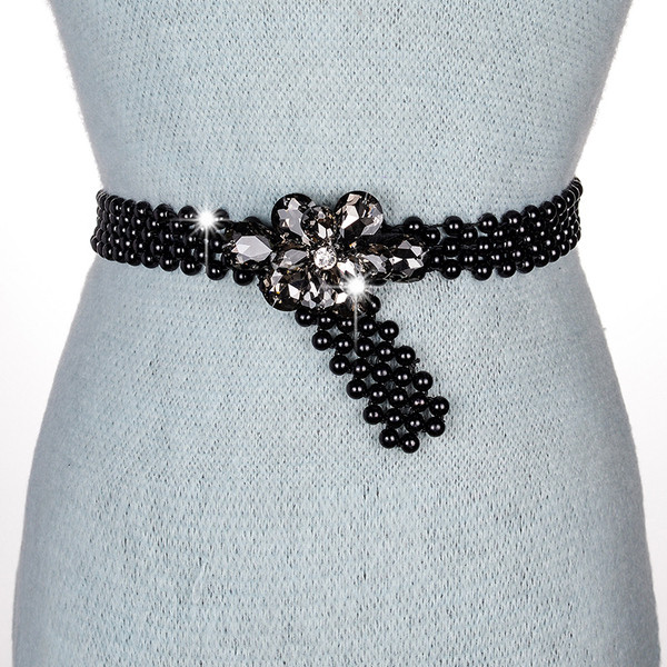 Cureaua elegantă pentru femei este din pietre decorative