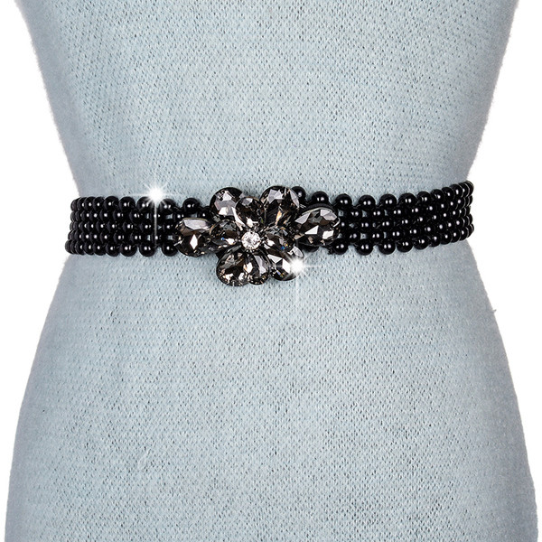 Cureaua elegantă pentru femei este din pietre decorative
