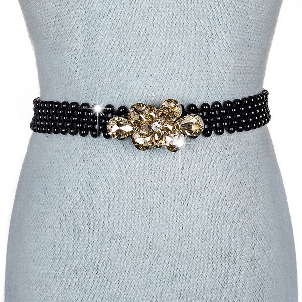 Cureaua elegantă pentru femei este din pietre decorative