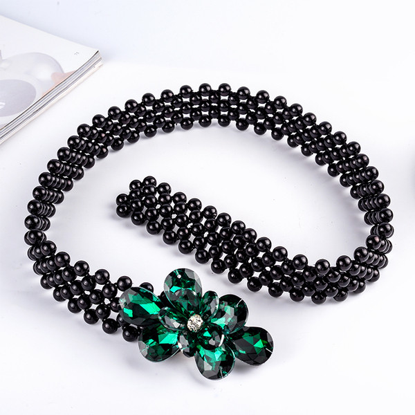 Cureaua elegantă pentru femei este din pietre decorative