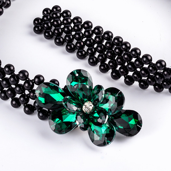 Cureaua elegantă pentru femei este din pietre decorative