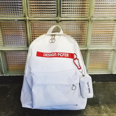 Rucsac de dama alb si negru cu inscriptie si accesoriu