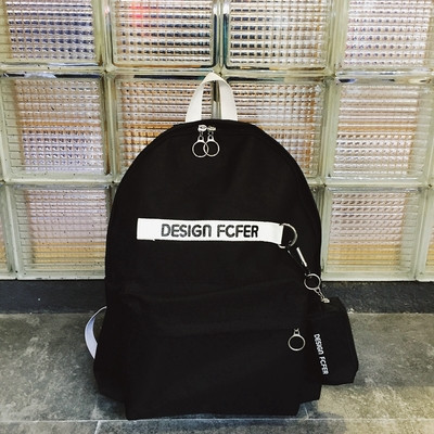 Rucsac de dama alb si negru cu inscriptie si accesoriu