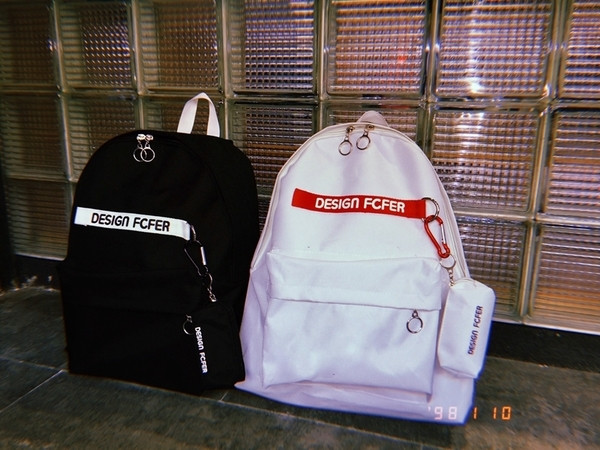 Rucsac de dama alb si negru cu inscriptie si accesoriu