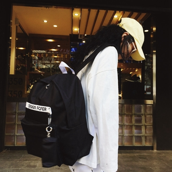 Rucsac de dama alb si negru cu inscriptie si accesoriu