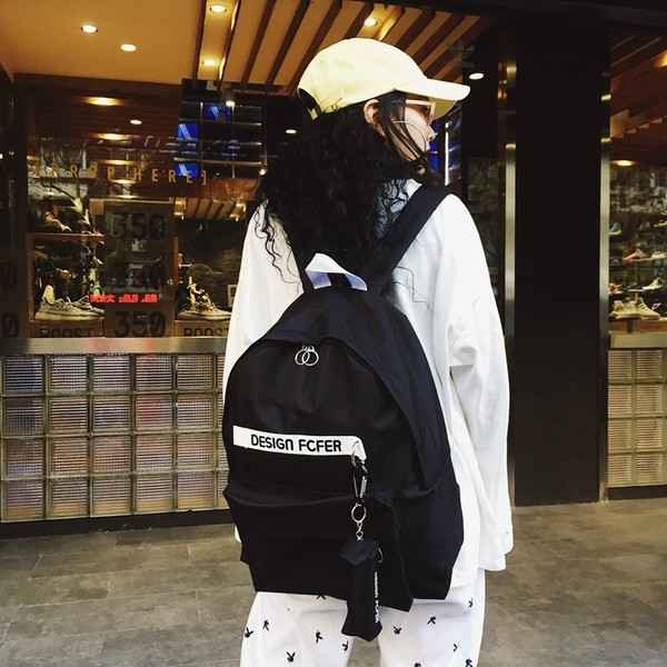 Rucsac de dama alb si negru cu inscriptie si accesoriu