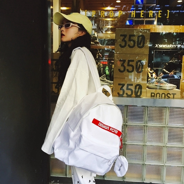 Rucsac de dama alb si negru cu inscriptie si accesoriu