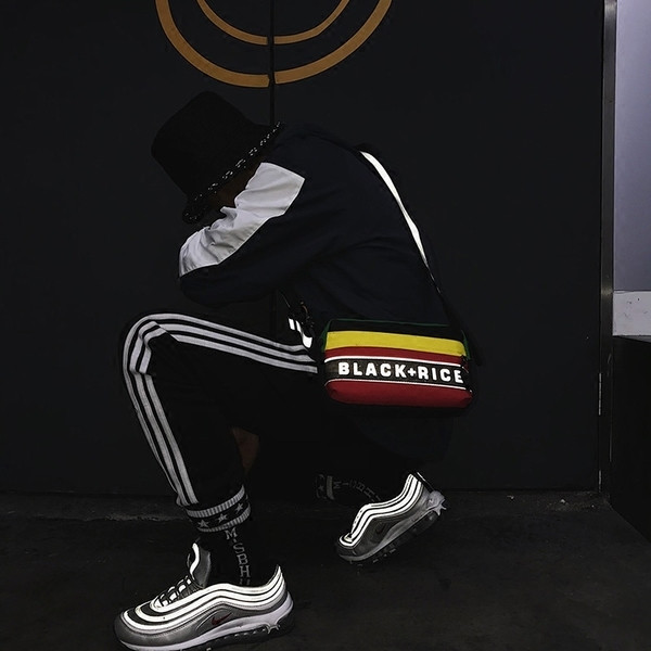 O cadă mică zilnică cu o inscripție pentru bărbați