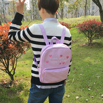 Γυναικείο σακίδιο σε τέσσερα χρώματα με επιγραφή και κεντήματα