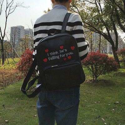 Γυναικείο σακίδιο σε τέσσερα χρώματα με επιγραφή και κεντήματα