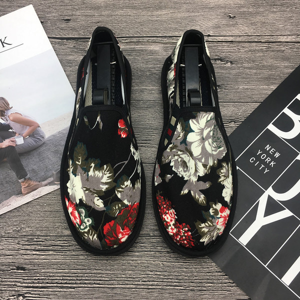 Mocasini moderni cu aplicatie potriviti pentru barbati si femei in diferite modele