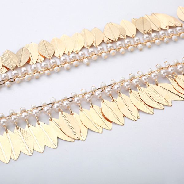 Cureaua subtire de dama cu pandantive de culoare aurie