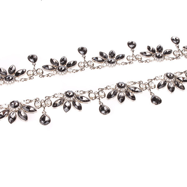 Cureaua delicata de dama cu pietre decorative