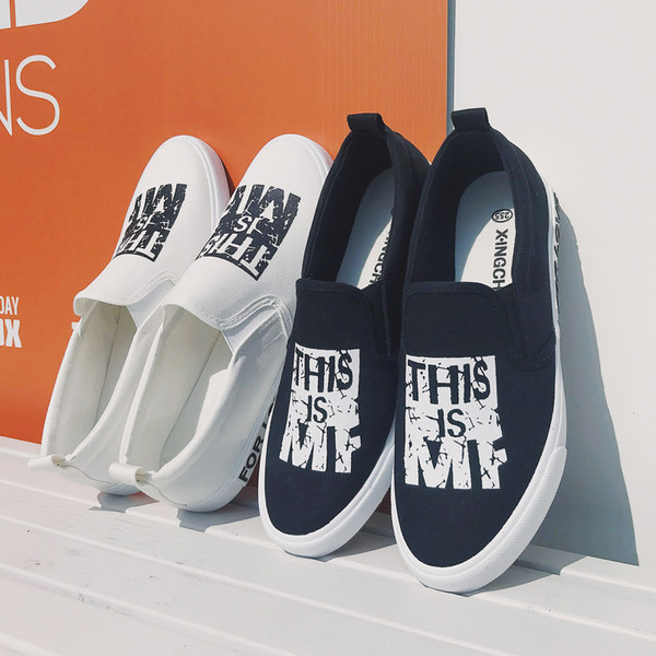 Mocasini pentru bărbați cu inscripții în alb și negru