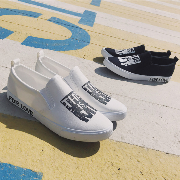 Mocasini pentru bărbați cu inscripții în alb și negru