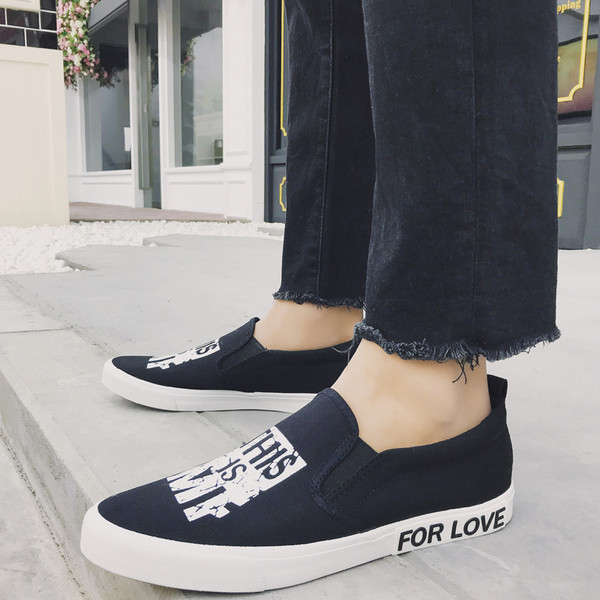 Mocasini pentru bărbați cu inscripții în alb și negru